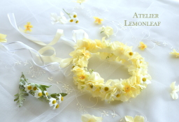 アトリエレモンリーフの黄色の花かんむりを上からみたところ